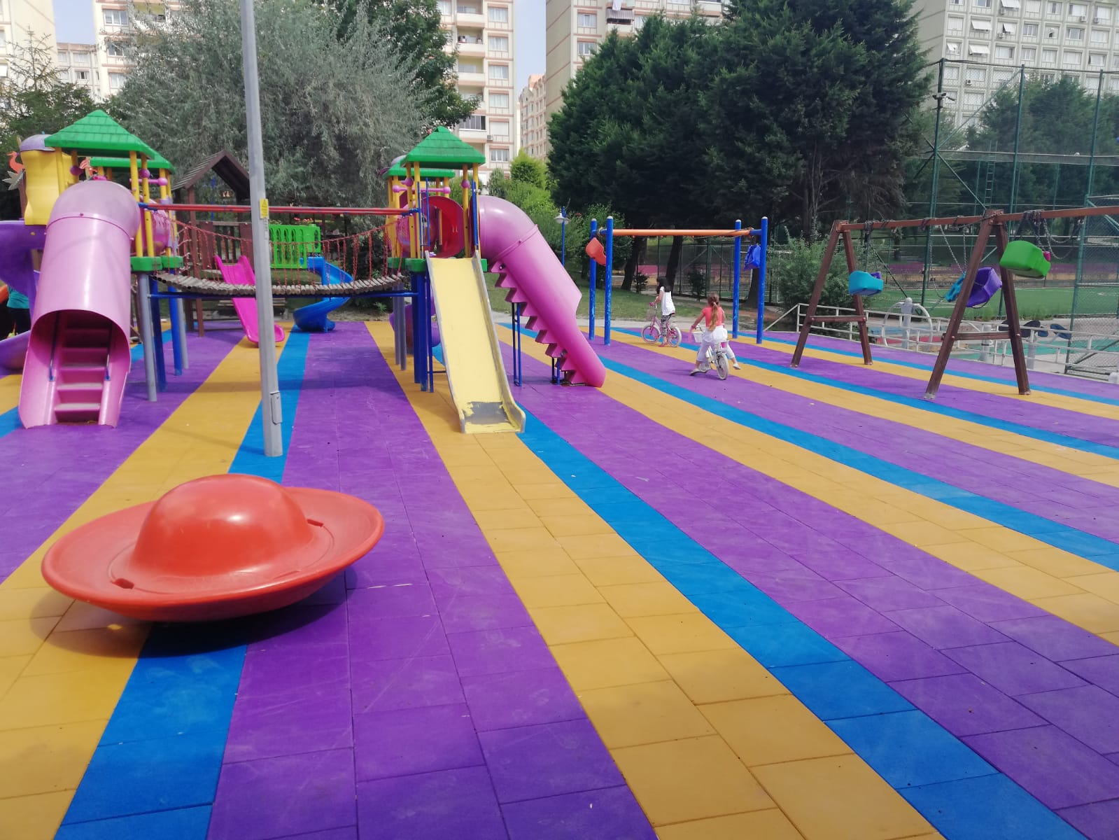 ÇOCUK PARKLARI KAUÇUK ZEMİNE KAVUŞTU